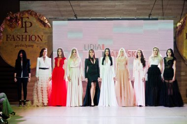 Ternopil, Ukrayna - 20 Mayıs 2018: Podolyany tasarımcıları moda haftası. Lidia Yanitska koleksiyon ilkbahar/yaz 2018-2019 sunu pist modelleri yürümek. 