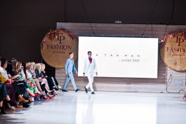 Ternopil, Ukrayna - 20 Mayıs 2018: Podolyany tasarımcıları moda haftası. Modelleri yürümek Andre Tan pist adam koleksiyon ilkbahar/yaz 2018-2019 sunu. 