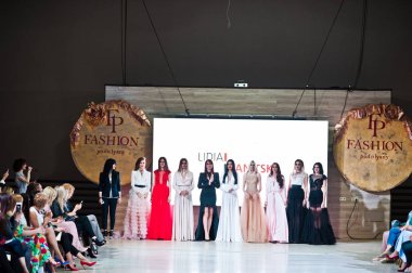 Ternopil, Ukrayna - 20 Mayıs 2018: Podolyany tasarımcıları moda haftası. Lidia Yanitska koleksiyon ilkbahar/yaz 2018-2019 sunu pist modelleri yürümek. 