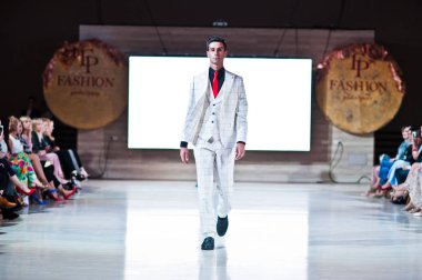 Ternopil, Ukrayna - 20 Mayıs 2018: Podolyany tasarımcıları moda haftası. Modelleri yürümek Andre Tan pist adam koleksiyon ilkbahar/yaz 2018-2019 sunu. 