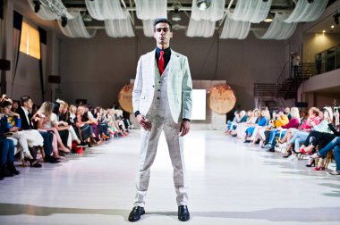 Ternopil, Ukrayna - 20 Mayıs 2018: Podolyany tasarımcıları moda haftası. Modelleri yürümek Andre Tan pist adam koleksiyon ilkbahar/yaz 2018-2019 sunu. 