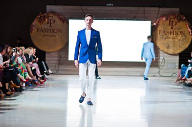 Ternopil, Ukrayna - 20 Mayıs 2018: Podolyany tasarımcıları moda haftası. Modelleri yürümek Andre Tan pist adam koleksiyon ilkbahar/yaz 2018-2019 sunu. 