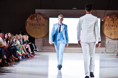 Ternopil, Ukrayna - 20 Mayıs 2018: Podolyany tasarımcıları moda haftası. Modelleri yürümek Andre Tan pist adam koleksiyon ilkbahar/yaz 2018-2019 sunu. 