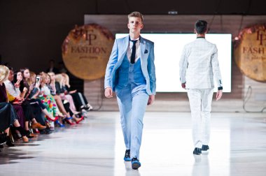 Ternopil, Ukrayna - 20 Mayıs 2018: Podolyany tasarımcıları moda haftası. Modelleri yürümek Andre Tan pist adam koleksiyon ilkbahar/yaz 2018-2019 sunu. 