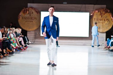 Ternopil, Ukrayna - 20 Mayıs 2018: Podolyany tasarımcıları moda haftası. Modelleri yürümek Andre Tan pist adam koleksiyon ilkbahar/yaz 2018-2019 sunu. 