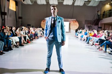 Ternopil, Ukrayna - 20 Mayıs 2018: Podolyany tasarımcıları moda haftası. Modelleri yürümek Andre Tan pist adam koleksiyon ilkbahar/yaz 2018-2019 sunu. 