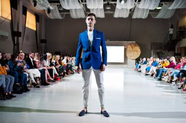 Ternopil, Ukrayna - 20 Mayıs 2018: Podolyany tasarımcıları moda haftası. Modelleri yürümek Andre Tan pist adam koleksiyon ilkbahar/yaz 2018-2019 sunu. 
