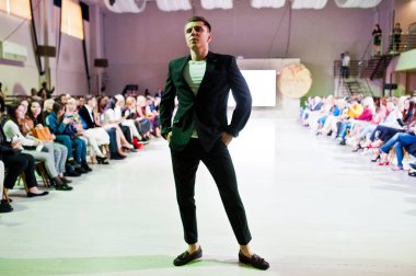 Ternopil, Ukrayna - 20 Mayıs 2018: Podolyany tasarımcıları moda haftası. Modelleri yürümek Andre Tan pist adam koleksiyon ilkbahar/yaz 2018-2019 sunu. 