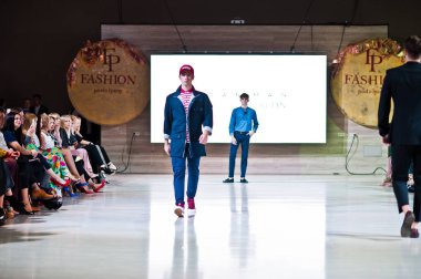 Ternopil, Ukrayna - 20 Mayıs 2018: Podolyany tasarımcıları moda haftası. Modelleri yürümek Andre Tan pist adam koleksiyon ilkbahar/yaz 2018-2019 sunu. 