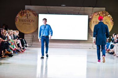 Ternopil, Ukrayna - 20 Mayıs 2018: Podolyany tasarımcıları moda haftası. Modelleri yürümek Andre Tan pist adam koleksiyon ilkbahar/yaz 2018-2019 sunu. 