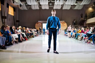 Ternopil, Ukrayna - 20 Mayıs 2018: Podolyany tasarımcıları moda haftası. Modelleri yürümek Andre Tan pist adam koleksiyon ilkbahar/yaz 2018-2019 sunu. 