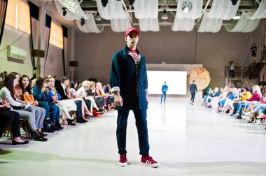 Ternopil, Ukrayna - 20 Mayıs 2018: Podolyany tasarımcıları moda haftası. Modelleri yürümek Andre Tan pist adam koleksiyon ilkbahar/yaz 2018-2019 sunu. 