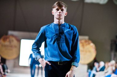 Ternopil, Ukrayna - 20 Mayıs 2018: Podolyany tasarımcıları moda haftası. Modelleri yürümek Andre Tan pist adam koleksiyon ilkbahar/yaz 2018-2019 sunu. 