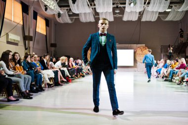 Ternopil, Ukrayna - 20 Mayıs 2018: Podolyany tasarımcıları moda haftası. Modelleri yürümek Andre Tan pist adam koleksiyon ilkbahar/yaz 2018-2019 sunu. 