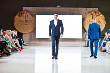 Ternopil, Ukrayna - 20 Mayıs 2018: Podolyany tasarımcıları moda haftası. Modelleri yürümek Andre Tan pist adam koleksiyon ilkbahar/yaz 2018-2019 sunu. 