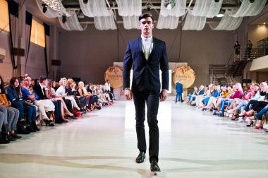 Ternopil, Ukrayna - 20 Mayıs 2018: Podolyany tasarımcıları moda haftası. Modelleri yürümek Andre Tan pist adam koleksiyon ilkbahar/yaz 2018-2019 sunu. 