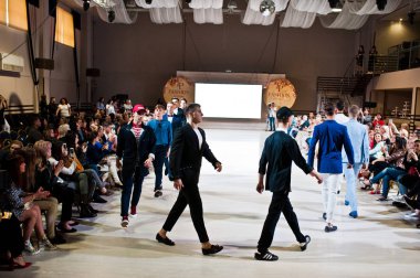 Ternopil, Ukrayna - 20 Mayıs 2018: Podolyany tasarımcıları moda haftası. Modelleri yürümek Andre Tan pist adam koleksiyon ilkbahar/yaz 2018-2019 sunu. 