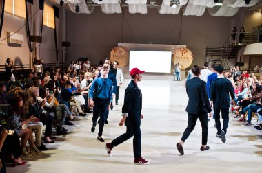 Ternopil, Ukrayna - 20 Mayıs 2018: Podolyany tasarımcıları moda haftası. Modelleri yürümek Andre Tan pist adam koleksiyon ilkbahar/yaz 2018-2019 sunu. 