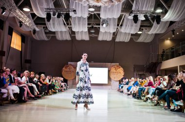 Ternopil, Ukrayna - 20 Mayıs 2018: Podolyany tasarımcıları moda haftası. Andre Tan Atan koleksiyon ilkbahar/yaz 2018-2019 sunu pist modelleri yürümek. 