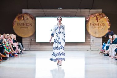 Ternopil, Ukrayna - 20 Mayıs 2018: Podolyany tasarımcıları moda haftası. Andre Tan Atan koleksiyon ilkbahar/yaz 2018-2019 sunu pist modelleri yürümek. 