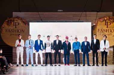 Ternopil, Ukrayna - 20 Mayıs 2018: Podolyany tasarımcıları moda haftası. Modelleri yürümek Andre Tan pist adam koleksiyon ilkbahar/yaz 2018-2019 sunu. 