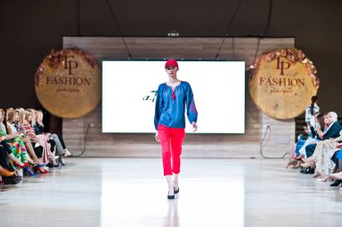 Ternopil, Ukrayna - 20 Mayıs 2018: Podolyany tasarımcıları moda haftası. Andre Tan Atan koleksiyon ilkbahar/yaz 2018-2019 sunu pist modelleri yürümek. 