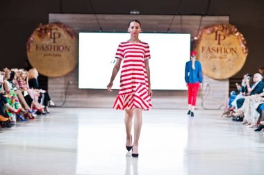 Ternopil, Ukrayna - 20 Mayıs 2018: Podolyany tasarımcıları moda haftası. Andre Tan Atan koleksiyon ilkbahar/yaz 2018-2019 sunu pist modelleri yürümek. 