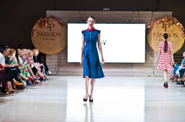 Ternopil, Ukrayna - 20 Mayıs 2018: Podolyany tasarımcıları moda haftası. Andre Tan Atan koleksiyon ilkbahar/yaz 2018-2019 sunu pist modelleri yürümek. 