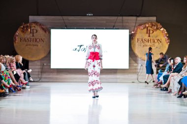 Ternopil, Ukrayna - 20 Mayıs 2018: Podolyany tasarımcıları moda haftası. Andre Tan Atan koleksiyon ilkbahar/yaz 2018-2019 sunu pist modelleri yürümek. 