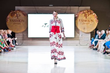 Ternopil, Ukrayna - 20 Mayıs 2018: Podolyany tasarımcıları moda haftası. Andre Tan Atan koleksiyon ilkbahar/yaz 2018-2019 sunu pist modelleri yürümek. 