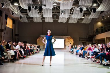 Ternopil, Ukrayna - 20 Mayıs 2018: Podolyany tasarımcıları moda haftası. Andre Tan Atan koleksiyon ilkbahar/yaz 2018-2019 sunu pist modelleri yürümek. 