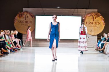 Ternopil, Ukrayna - 20 Mayıs 2018: Podolyany tasarımcıları moda haftası. Andre Tan Atan koleksiyon ilkbahar/yaz 2018-2019 sunu pist modelleri yürümek. 