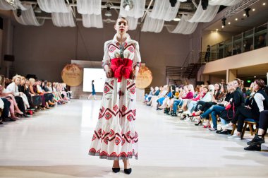 Ternopil, Ukrayna - 20 Mayıs 2018: Podolyany tasarımcıları moda haftası. Andre Tan Atan koleksiyon ilkbahar/yaz 2018-2019 sunu pist modelleri yürümek. 