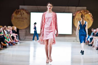 Ternopil, Ukrayna - 20 Mayıs 2018: Podolyany tasarımcıları moda haftası. Andre Tan Atan koleksiyon ilkbahar/yaz 2018-2019 sunu pist modelleri yürümek. 