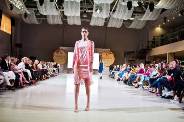 Ternopil, Ukrayna - 20 Mayıs 2018: Podolyany tasarımcıları moda haftası. Andre Tan Atan koleksiyon ilkbahar/yaz 2018-2019 sunu pist modelleri yürümek. 