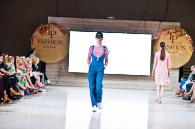 Ternopil, Ukrayna - 20 Mayıs 2018: Podolyany tasarımcıları moda haftası. Andre Tan Atan koleksiyon ilkbahar/yaz 2018-2019 sunu pist modelleri yürümek. 