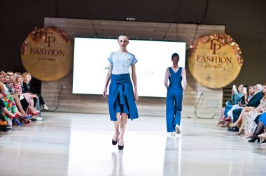 Ternopil, Ukrayna - 20 Mayıs 2018: Podolyany tasarımcıları moda haftası. Andre Tan Atan koleksiyon ilkbahar/yaz 2018-2019 sunu pist modelleri yürümek. 