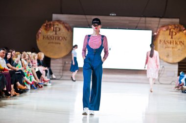 Ternopil, Ukrayna - 20 Mayıs 2018: Podolyany tasarımcıları moda haftası. Andre Tan Atan koleksiyon ilkbahar/yaz 2018-2019 sunu pist modelleri yürümek. 