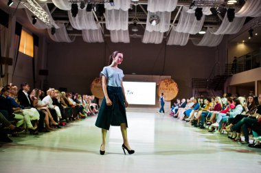 Ternopil, Ukrayna - 20 Mayıs 2018: Podolyany tasarımcıları moda haftası. Andre Tan Atan koleksiyon ilkbahar/yaz 2018-2019 sunu pist modelleri yürümek. 