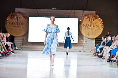 Ternopil, Ukrayna - 20 Mayıs 2018: Podolyany tasarımcıları moda haftası. Andre Tan Atan koleksiyon ilkbahar/yaz 2018-2019 sunu pist modelleri yürümek. 