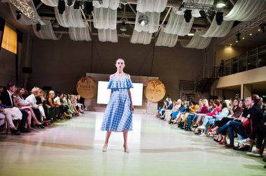 Ternopil, Ukrayna - 20 Mayıs 2018: Podolyany tasarımcıları moda haftası. Andre Tan Atan koleksiyon ilkbahar/yaz 2018-2019 sunu pist modelleri yürümek. 