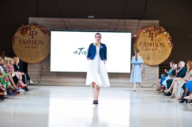 Ternopil, Ukrayna - 20 Mayıs 2018: Podolyany tasarımcıları moda haftası. Andre Tan Atan koleksiyon ilkbahar/yaz 2018-2019 sunu pist modelleri yürümek. 