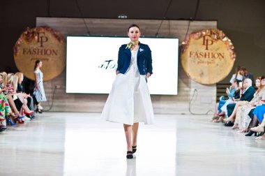 Ternopil, Ukrayna - 20 Mayıs 2018: Podolyany tasarımcıları moda haftası. Andre Tan Atan koleksiyon ilkbahar/yaz 2018-2019 sunu pist modelleri yürümek. 