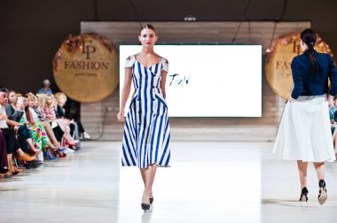 Ternopil, Ukrayna - 20 Mayıs 2018: Podolyany tasarımcıları moda haftası. Andre Tan Atan koleksiyon ilkbahar/yaz 2018-2019 sunu pist modelleri yürümek. 