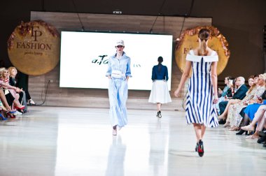 Ternopil, Ukrayna - 20 Mayıs 2018: Podolyany tasarımcıları moda haftası. Andre Tan Atan koleksiyon ilkbahar/yaz 2018-2019 sunu pist modelleri yürümek. 