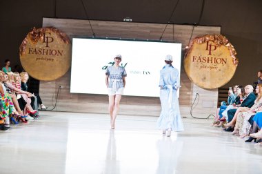 Ternopil, Ukrayna - 20 Mayıs 2018: Podolyany tasarımcıları moda haftası. Andre Tan Atan koleksiyon ilkbahar/yaz 2018-2019 sunu pist modelleri yürümek. 
