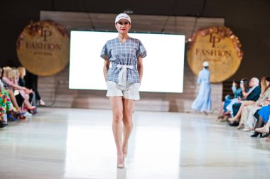 Ternopil, Ukrayna - 20 Mayıs 2018: Podolyany tasarımcıları moda haftası. Andre Tan Atan koleksiyon ilkbahar/yaz 2018-2019 sunu pist modelleri yürümek. 