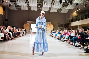 Ternopil, Ukrayna - 20 Mayıs 2018: Podolyany tasarımcıları moda haftası. Andre Tan Atan koleksiyon ilkbahar/yaz 2018-2019 sunu pist modelleri yürümek. 