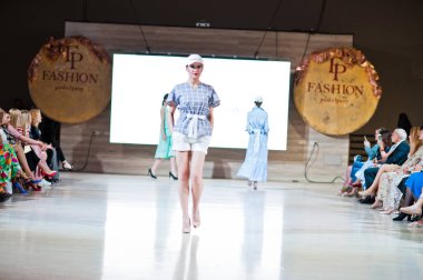 Ternopil, Ukrayna - 20 Mayıs 2018: Podolyany tasarımcıları moda haftası. Andre Tan Atan koleksiyon ilkbahar/yaz 2018-2019 sunu pist modelleri yürümek. 