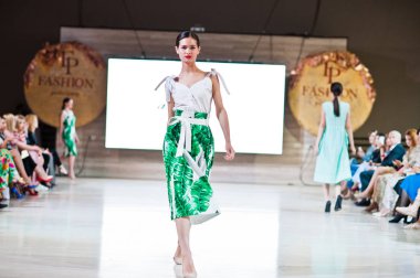 Ternopil, Ukrayna - 20 Mayıs 2018: Podolyany tasarımcıları moda haftası. Andre Tan Atan koleksiyon ilkbahar/yaz 2018-2019 sunu pist modelleri yürümek. 